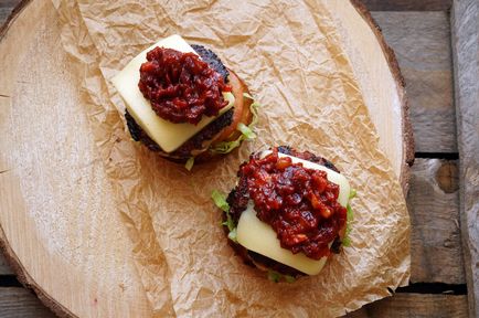 Burger american cu carne de pui si bacon, sos de gratar de casă - Andy Chef - un blog despre mâncare și (sosul) Burger american cu carne de pui si bacon, sos de gratar de casă - Andy Chef - un blog despre mâncare și