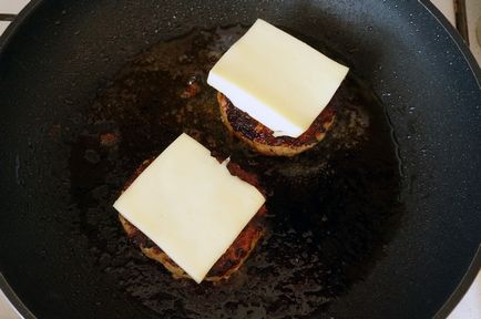 Burger american cu carne de pui si bacon, sos de gratar de casă - Andy Chef - un blog despre mâncare și (grătar) Burger american cu carne de pui si bacon, sos de gratar de casă - Andy Chef - un blog despre mâncare și