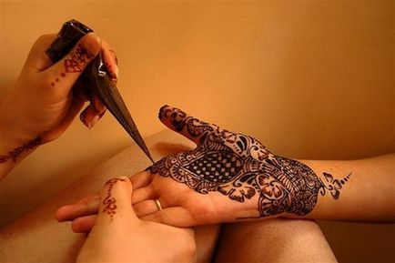 Prețul de Mehendi în West End interior București (Salon) Prețul de Mehendi la București interior West End