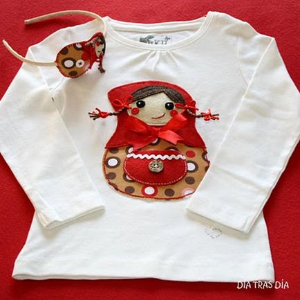 Minunat cerere pe un tricou cu mâinile sale (T-shirt) Minunat cerere pe un tricou cu mâinile sale