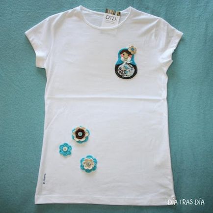 Minunat cerere pe un tricou cu mâinile (obrajii, ochii fac) Minunat cerere pe un tricou cu mâinile sale