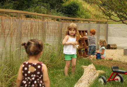 Copiii în amenajarea grădina de paturi pentru copii și o selecție de plante (gradina) Copiii în amenajarea grădina de paturi pentru copii și o selecție de plante