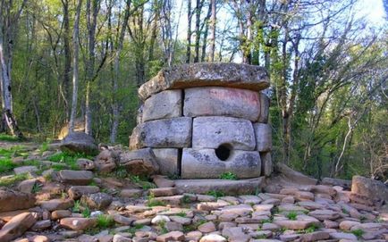 Dolmen din Teritoriul Krasnodar (atracții turistice) Dolmen a teritoriului Krasnodar
