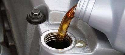 schimba independent uleiul într-un motor diesel (înlocuiți) schimba independent uleiul într-un motor diesel