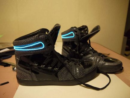 Cum sa faci un adidași stralucitoare (stralucitoare) Cum sa faci un adidași aprinși
