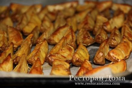 Cartofi copti cu rozmarin si usturoi - un restaurant la domiciliu (rozmarin) Cartofi copti cu rozmarin si usturoi - un restaurant la domiciliu