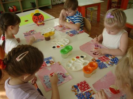 Sinopsis nod pentru desen de-al doilea cel mai tânăr grup „o buburuză“ (Dou) nod Sinopsis prin tragere de-al doilea cel mai tânăr grup „gărgăriță“