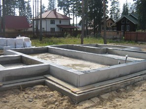 Placa monolitic cu grillage - ~ caracteristică (monolit) podea solidă, cu o plută - caracteristicile distinctive ale