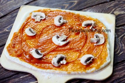 kaprichoza pizza (pizza Capricciosa), picantecooking (mozzarella) kaprichoza pizza (pizza Capricciosa), picantecooking