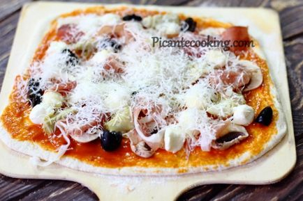 kaprichoza pizza (pizza Capricciosa), picantecooking (mozzarella) kaprichoza pizza (pizza Capricciosa), picantecooking