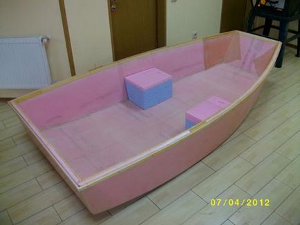 Pe apa, ca un pămînt uscat (Styrofoam barca) Pe apa, ca un teren uscat