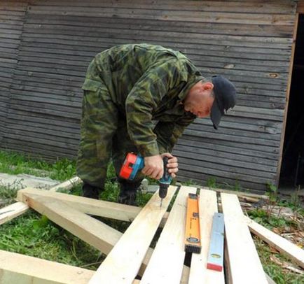 Cu balamale poarta de lemn cu mâinile lor (poarta) Usi cu balamale din lemn cu mâinile lor