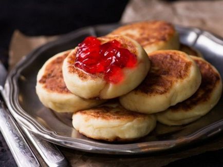 Rețetă pentru cheesecakes delicioase din brânză de vaci în (faina linguri) cuptor Rețetă pentru cheesecakes delicioase din brânză de vaci în cuptor