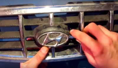 Strălucind logo-ul auto cu mâinile lor, meserii pentru automobile (Separați cu atenție logo-ul grila) Glowing logo-ul auto cu mâinile lor, meserii pentru automobile