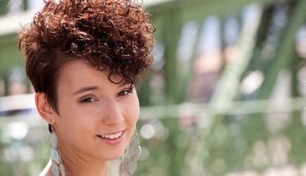 Chimia lumina parul scurt, înainte și după fotografii, o mare verticală Radical (chimie de păr scurt bucle vizualizări foto) Chimia lumina parul scurt, înainte și după fotografii, bazale mari pe verticală