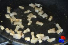 Cartofi prăjiți cu untură (cartofi cu jumări) Cartofi prăjiți cu bacon