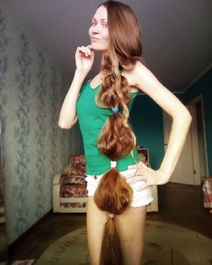 Live Rapunzel fotografie a unei fete cu rețelele sociale incredibil de păr lung cucerite