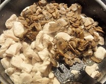 Clatite umplute cu pui și ciuperci (clătite) Clatite umplute cu carne de pui si ciuperci