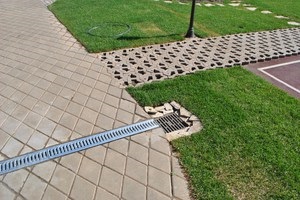 Sistemul de drenaj dispune de un dispozitiv de drenaj în jurul casei cu propriile sale mâini (drenaj) Sistemul de drenaj dispune de un dispozitiv de drenaj în jurul casei cu propriile sale mâini
