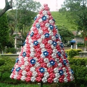 Arborele 1 de sticle din plastic (sticle) Arborele de sticle din plastic 1