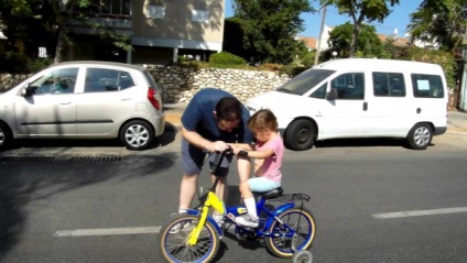 Cum să învețe copilul la plimbare cu două roți video biciclete și fotografii