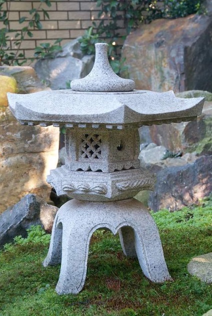 felinare de piatră într-o grădină japoneză