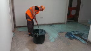 Autonivelatoare diferente dispozitiv pardoseala epoxidica, asamblare (umplere) Diferențele de dispozitiv podea de auto-nivelare epoxidice, instalare