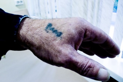 El a promis că va transporta mână (tatuaje driver făcut) El a promis să poarte arme