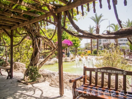 Park în Alanya în apropiere de monumentul lui Ataturk (parc) Park din Alanya în apropiere de monumentul lui Ataturk