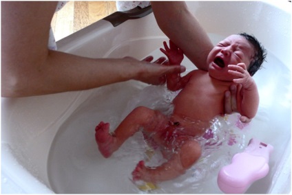 Copilul se teme să facă baie 1 (copilul a fost frică) Copilul se teme să facă baie 1