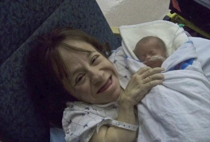 Cea mai mică mama, a dat naștere la trei copii, în ciuda faptului că ea ar putea muri (alezaj) Cea mai mică mama, a dat naștere la trei copii, în ciuda faptului că ea ar putea să moară