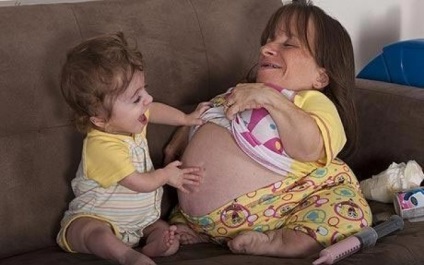 Cea mai mică mama, a dat naștere la trei copii, în ciuda faptului că ea ar putea să moară (deși) Cea mai mică mama, a dat naștere la trei copii, în ciuda faptului că ea ar putea să moară