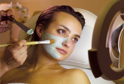 Peelingul facial chimice la domiciliu sau în salonul