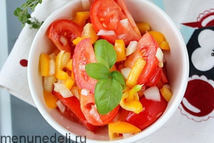 salata Rețetă de tomate cu ardei dulce și ulei vegetal într-o grădiniță