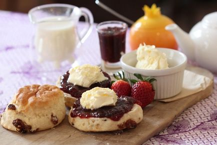 Cream tea, або традиційне англійське чаювання (cream) Cream tea, або традиційне англійське чаювання