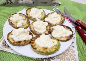 Кабачки смажені в борошні з соусом (масло) Кабачки смажені в борошні з соусом