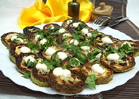 Кабачки смажені в борошні з соусом (тарілки) Кабачки смажені в борошні з соусом