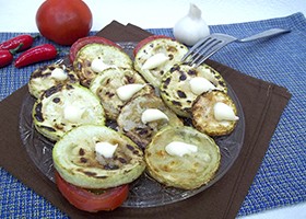 Кабачки смажені в борошні з соусом (сметани) Кабачки смажені в борошні з соусом