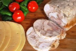 Курячий рулет з желатином (кісток нарізаємо шматочками) Курячий рулет з желатином