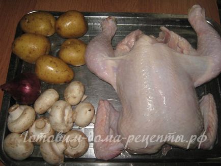 Курка, запечена в рукаві, фарширована грибами і картоплею (рукаві) Курка, запечена в рукаві, фарширована грибами і картоплею