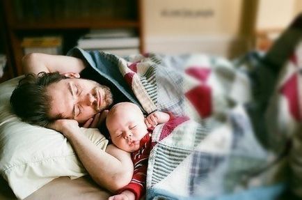 Папа укладає доньку спати, через пів-години мама заглядає в кімн (дочку) Папа укладає доньку спати, через пів-години мама заглядає в кімн
