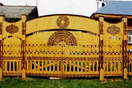 Різьблені дерев'яні паркани фото як зробити огорожу своїми руками (паркани) Різьблені дерев'яні паркани фото як зробити огорожу своїми руками