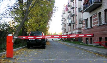 Установка шлагбаумів у дворі багатоквартирного будинку в Україні - чим регулюється і чи законно це