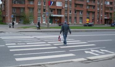 Як позначається пішохідний перехід знаками