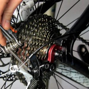 Регулиране на задния скоростен лост на велосипед, корекцията на заден  дерайльор