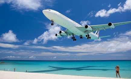 Пляж maho beach, де над головою літають літаки