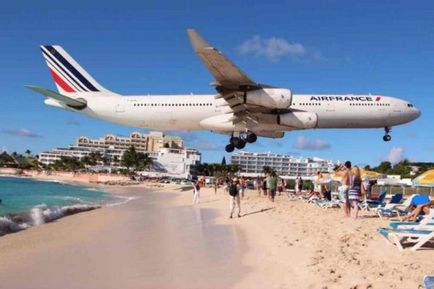 Пляж maho beach, де над головою літають літаки