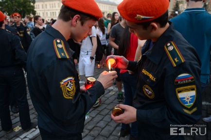 Пам'ятаємо тисячі екатеринбуржцев взяли участь в акції - свічка пам'яті