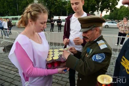 Пам'ятаємо тисячі екатеринбуржцев взяли участь в акції - свічка пам'яті