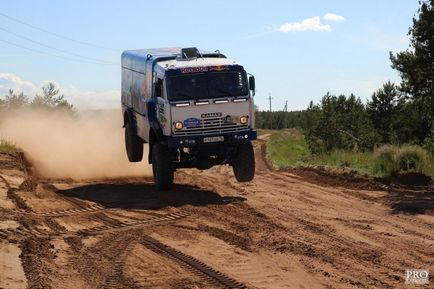 Двоє Украінан зняли колесо з машини «камаз майстер», щоб стати новими членами екіпажу